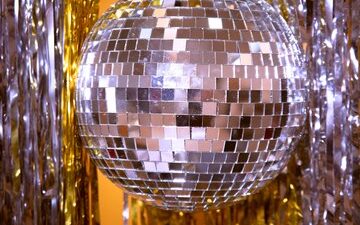 vista-frontal-globo-fiesta-ano-nuevo_23-2148339688